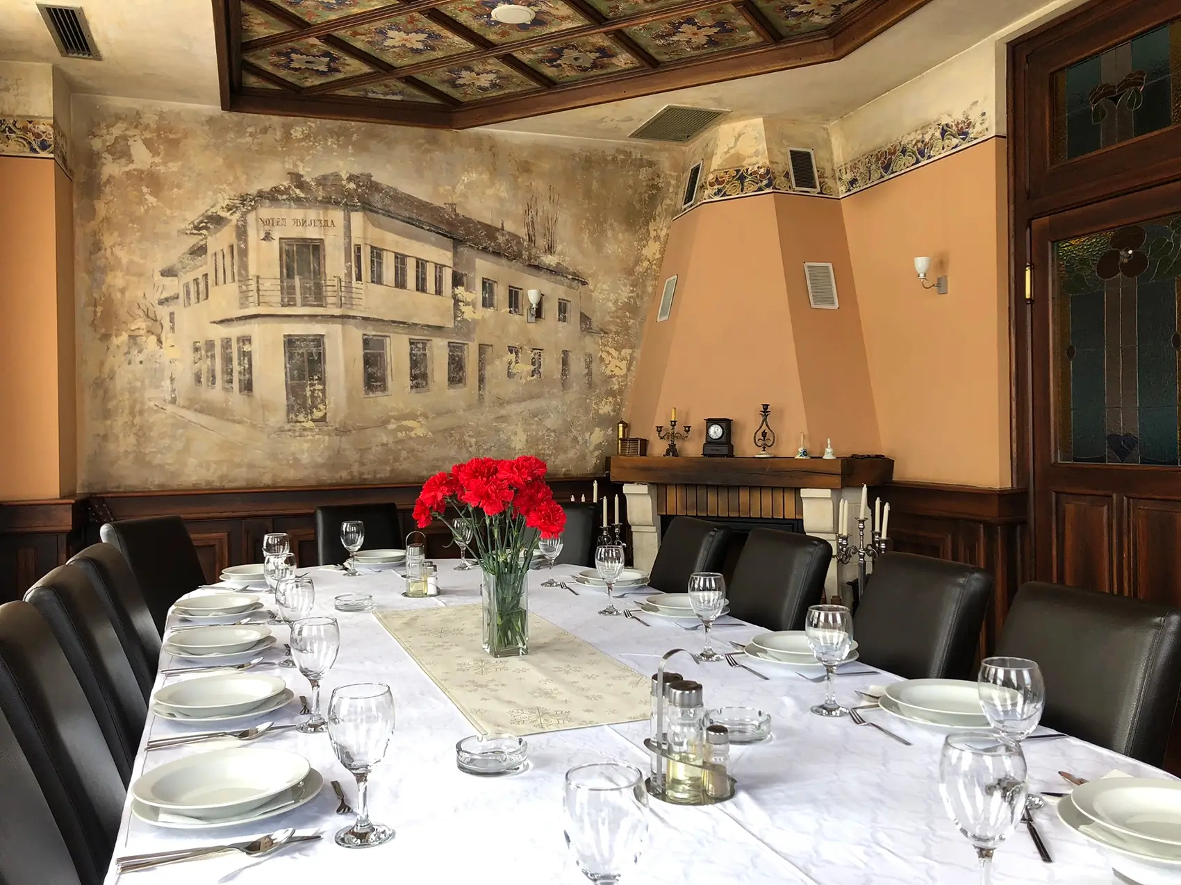Kamin i konferencijska sala u sklopu restorana Motela M
